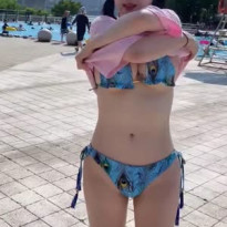 한강 수영장에서 티셔츠 벗어서 비키니 몸매 보여주는 모델 김우현